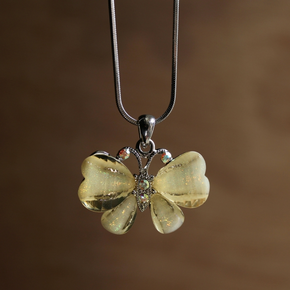 🌿 Shimmery Butterfly Necklace